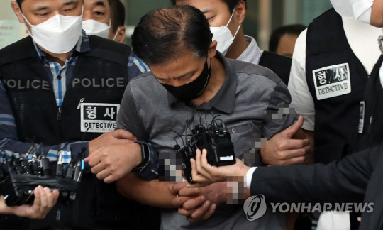 전자발찌 훼손 전후로 여성 2명 살해 혐의를 받는 강윤성이 7일 오전 송파경찰서에서 이송되고 있다. 연합뉴스